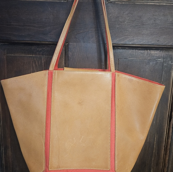 LORD & TAYLOR LEATHER TOTEBAG MADE IN ITALY. RED TRIM INSIDE &OUT.BRASS FEET! - Picture 2 of 6